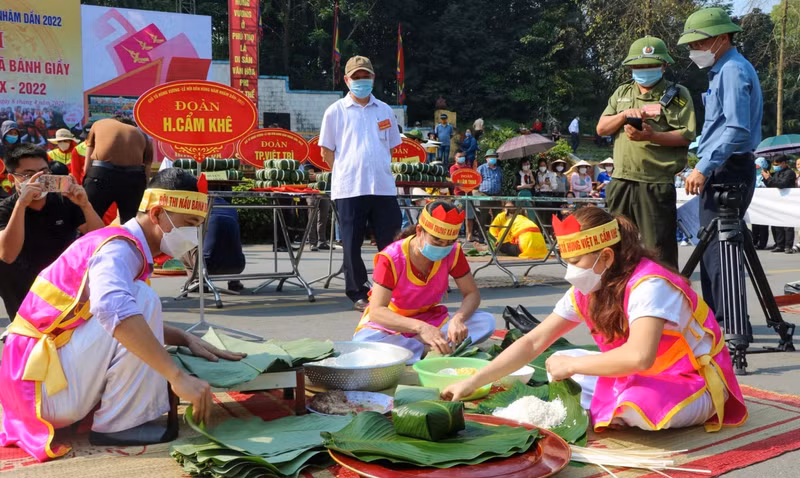 Le concours de confection du banh chung et du banh giây est organisé annuellement lors de la Fête du temple Hùng. Photo : hanoimoi.com.vn