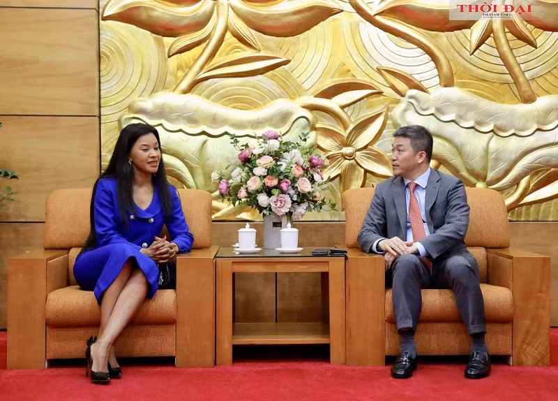 Le président de la VUFO, Phan Anh Son (à droite) et Humile Mashatile, épouse du Vice-Président sud-africain, Paul Mashatile. Photo : baoquocte.vn