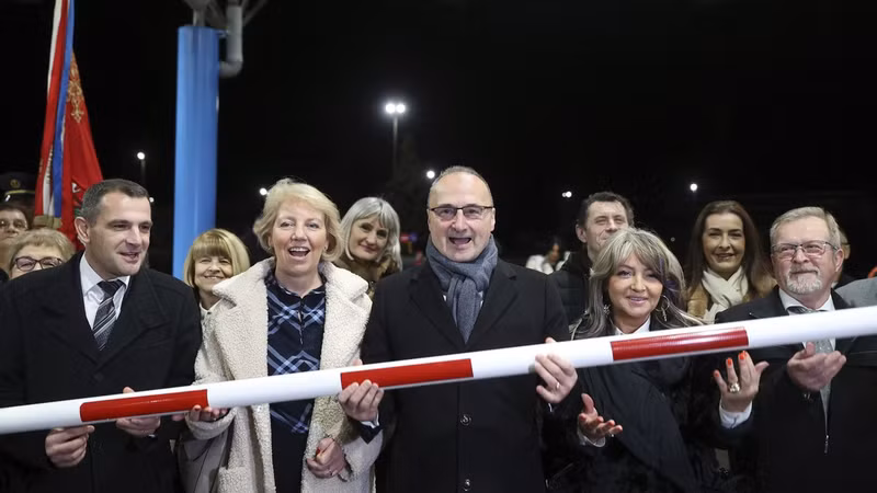 Le ministre croate des Affaires étrangères et européennes, Goran Grlic-Radman (au centre), levant une barrière de passage à la frontière à Gorican, le 1er janvier 2023. Photo : https://www.20minutes.fr/