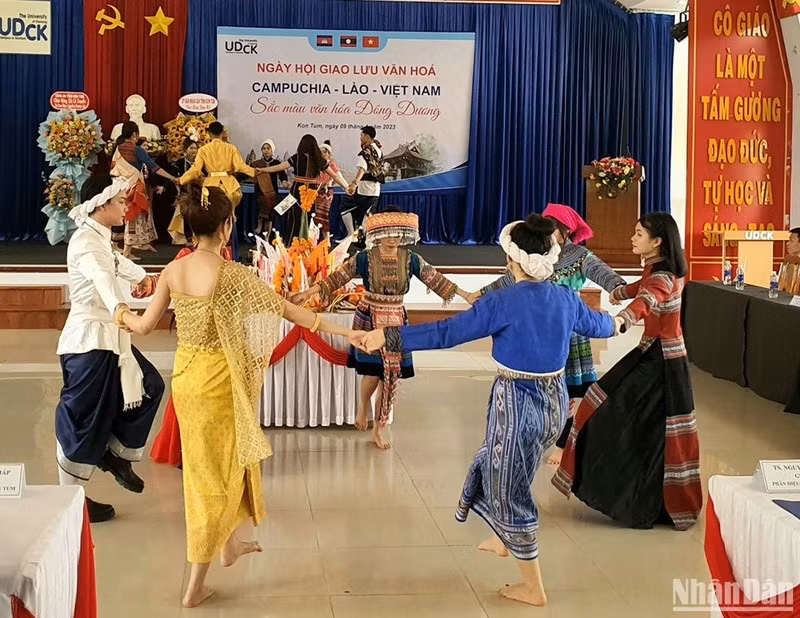Un numéro artistique à la Journée de l’amitié Vietnam - Laos - Cambodge. Photo: NDEL.