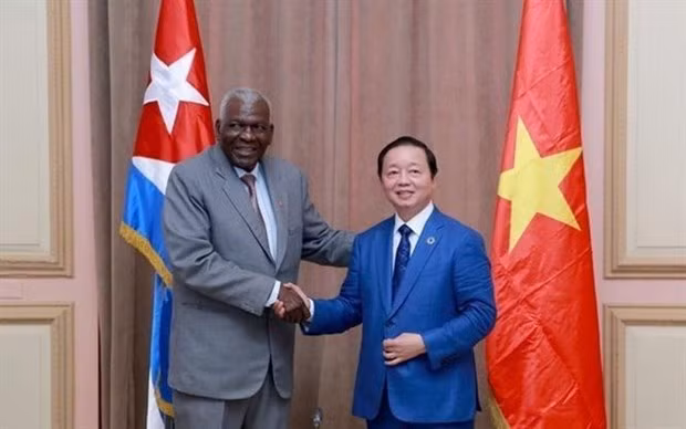 Le Vice-Premier ministre Trân Hông Hà (à droite) et le président de l'Assemblée nationale du pouvoir populaire (ANPP) de Cuba Esteban Lazo Hernández. Photo: VNA