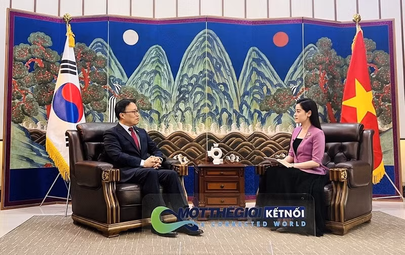 L’ambassadeur sud-coréen au Vietnam, Choi Young-sam (à gauche). Photo : baoquocte.vn