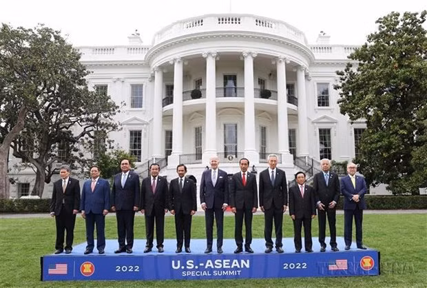 Le Premier ministre vietnamien Pham Minh Chinh (2e de gauche à droite) et les dirigeants de l'ASEAN ont rencontré le Président américain Joe Biden dans le cadre du Sommet spécial ASEAN - États-Unis à Washington D.C. Photo : VNA.