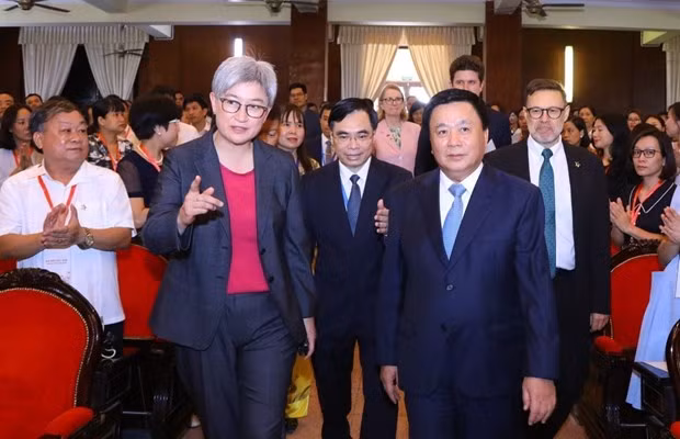 Le prof.-docteur Nguyên Xuân Thang, directeur de l’Académie nationale de politique Hô Chi Minh, et la sénatrice Penny Wong, ministre australienne des Affaires étrangères, coprésident le forum. Photo: VNA