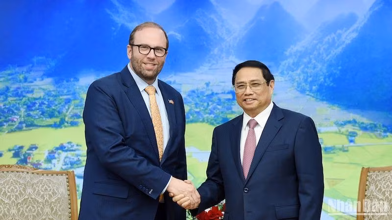 Le Premier ministre Pham Minh Chinh (à droite) serre la main du président de la Commission des voies et moyens de la Chambre des Représentants américains, Jason Smith, à Hanoi, le 4 août. Photo: NDEL