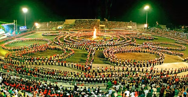 La danse « xòe » des Thaï. Photo : VNA