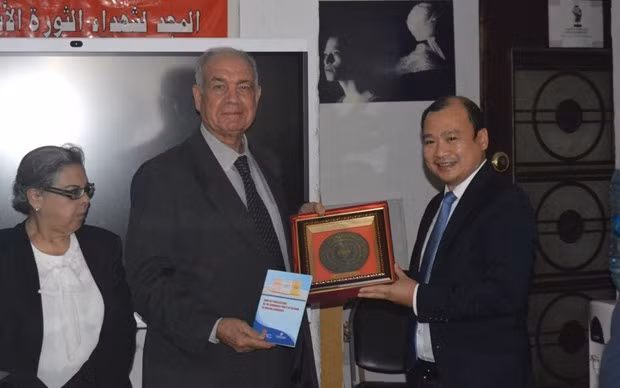 Lê Hai Binh, membre suppléant du Comité central du PCV, chef adjoint de la Commission de la sensibilisation et de l'éducation du Comité central du PCV et chef adjoint permanent du Comité directeur du Service d'information pour l’étranger, et des représentants du Parti socialiste d’Egypte. Photo: VOV
