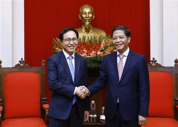 Le chef de la Commission de l’économie du Comité central du Parti communiste du Vietnam, Trân Tuân Anh (à droite), et le directeur général de Samsung Vietnam, Choi Joo-ho. Photo : VNA.