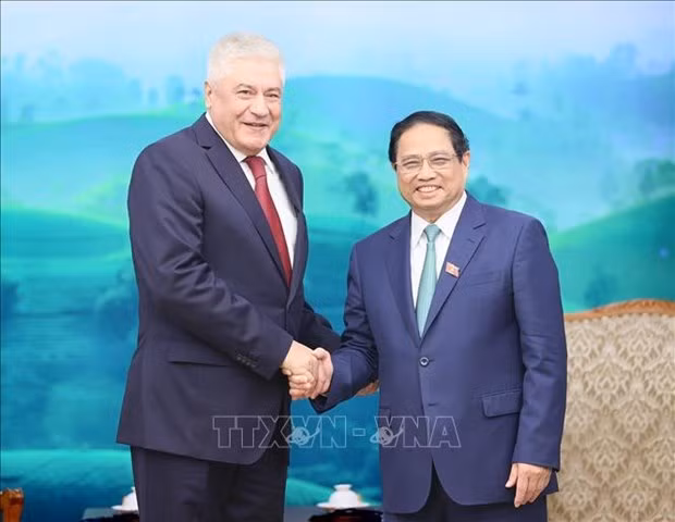 Le Premier ministre Pham Minh Chinh (à droite) serre la main du ministre russe de l’Intérieur Vladimir Alexandrovich Kolokoltsev, à Hanoi, le 31 octobre. Photo : VNA.