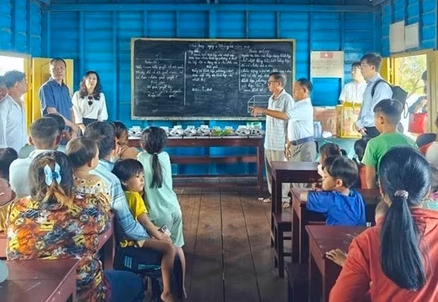 La mission du ministère vietnamien des Affaires étrangères visite une classe d'enfants d'origine vietnamienne dans le village flottant de Kbal Tao, commune de Koh Chiveang, district d'Ek Phnom, province de Battambang, Cambodge. Photo : VNA.
