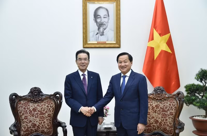 Le Vice-Premier ministre Lê Minh Khai (à droite) et Lee Sung-hee, président de la NACF de la République de Corée. Photo : VGP