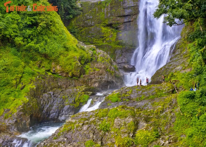 Tu Mo Rông a des cascades au milieu de la forêt verte qui charment de nombreux touristes. En photo, la cascade de Siu Puong.