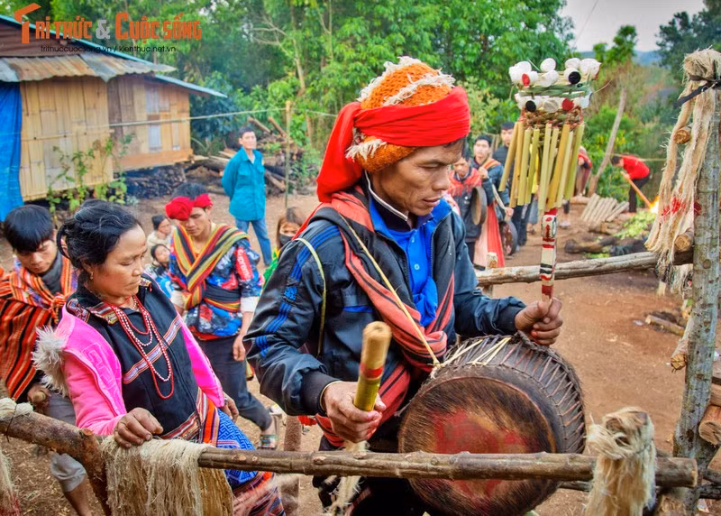 À l’heure actuelle, les Xơ Đăng de Tu Mo Rông perpétuent leurs fêtes traditionnelles ainsi les rituels du cycle de vie. En photo, une cérémonie de prière pour la paix de l’ethnie Xơ Đăng.