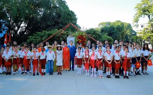 Le Vice-Premier ministre Trân Hông Hà et des enfants au Parc Hô Chi Minh. Photo: VNA