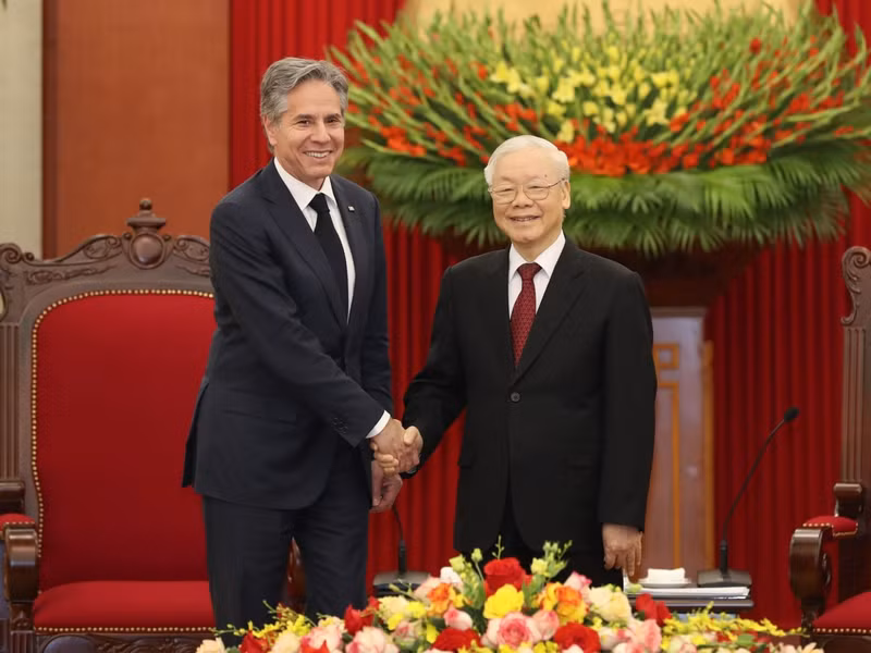 Le secrétaire d'Etat américain, Antony Blinken (à gauche) et le Secrétaire général du Parti communiste du Vietnam, Nguyên Phu Trong, lors de sa visite officielle au Vietnam en avril 2023. Photo : VOV