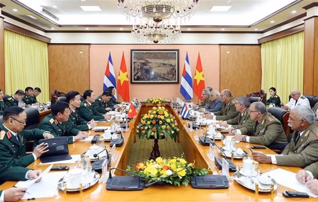 L'entretien entre le général de corps d'armée Nguyen Tan Cuong, chef d'état-major général de l'Armée populaire du Vietnam, vice-ministre de la Défense, et le général de corps d'armée Roberto Legra Sotolongo, chef d'état-major général et vice-ministre des Forces armées révolutionnaires de Cuba. Photo: VNA