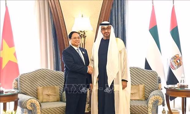 Le Premier ministre Pham Minh Chinh et le Président des Émirats arabes unis Cheikh Mohamed ben Zayed Al Nahyan. Photo : VNA Le Premier ministre Pham Minh Chinh et le Président des Émirats arabes unis Cheikh Mohamed ben Zayed Al Nahyan. Photo : VNA