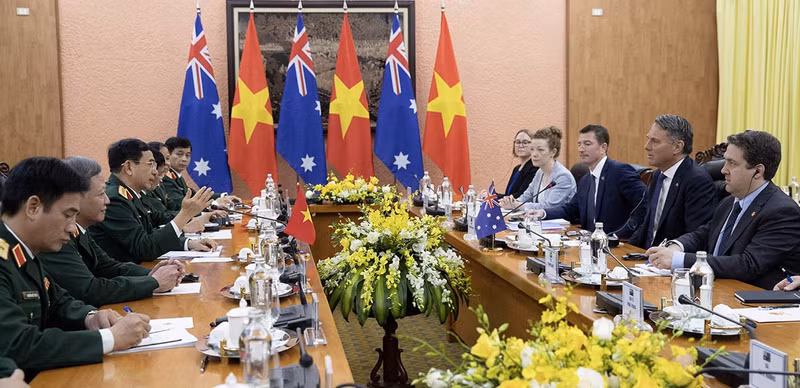 Entretien entre le ministre vietnamien de la Défense, Phan Van Giang, et le Vice-Premier ministre et ministre de la Défense de l’Australie, Richard Marles, le 25 novembre 2022 à Hanoi. Photo : baoquocte.vn Entretien entre le ministre vietnamien de la Défense, Phan Van Giang, et le Vice-Premier ministre et ministre de la Défense de l’Australie, Richard Marles, le 25 novembre 2022 à Hanoi. Photo : baoquocte.vn