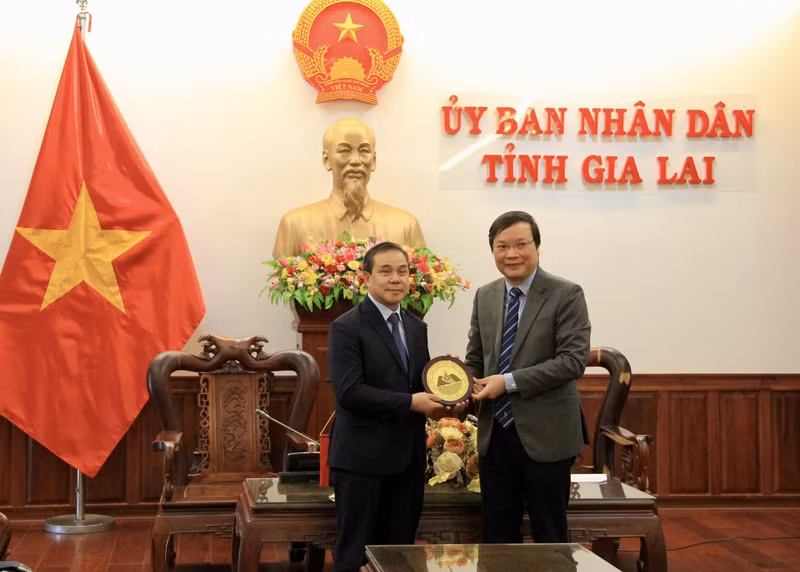 Le secrétaire adjoint du Comité provincial du Parti et président du Comité populaire provincial, Truong Hai Long (à droite) et l’ambassadeur laotien au Vietnam, Sengphet Houngboungnuang. Photo : thoidai.com.vn