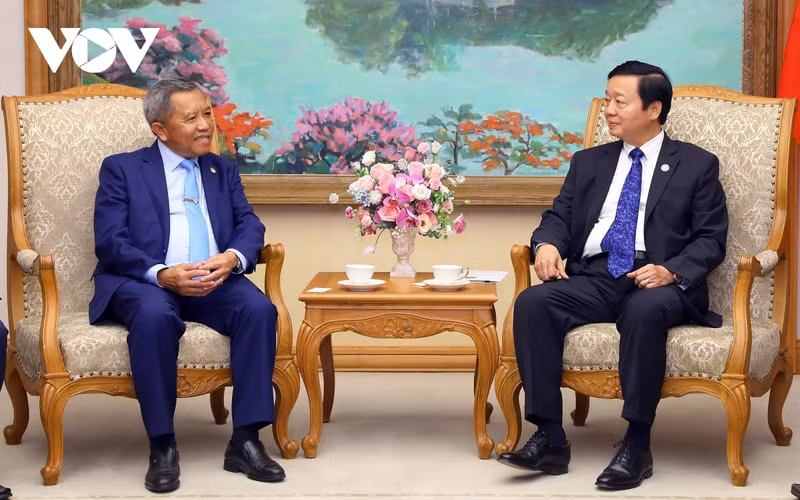 Le Vice-Premier ministre vietnamien, Trân Hông Hà (à droite) serra la main du le ministre lao des Technologies et de la Communication Boviengkham Vongdara. Photo : VOV. 