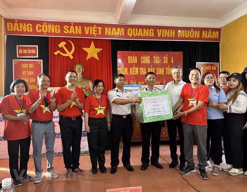 Cadeaux des Vietnamiens d’outre-mer aux soldats de l’île de Sinh Tôn Dông. Cadeaux des Vietnamiens d’outre-mer aux soldats de l’île de Sinh Tôn Dông.