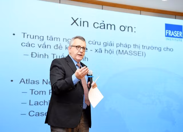 Le docteur Fred McMahon de l'Institut Fraser du Canada lors du séminaire. Photo : VGP.