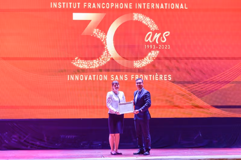 La remise du certificat « Pour sa contribution à la science francophone » à l’IFI. Photo : IFI.