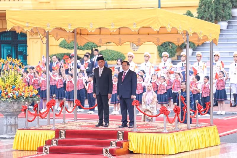 Le Premier ministre malaisien, Anwar Ibrahim, et son épouse ont effectué une visite officielle au Vietnam les 20 et 21 juillet. Lors de cette visite, les dirigeants vietnamiens ont hautement apprécié le développement fort et global de la coopération entre les deux pays. Ils ont souligné que le Vietnam et la Malaisie sont deux voisins proches en Asie du Sud-Est et membres de l’ASEAN, qui partagent les mêmes points de vue sur de nombreuses questions internationales importantes. Sur la photo, le Premier ministre Pham Minh Chinh (à droite) organise une cérémonie de bienvenue pour le dirigeant malaisien à Hanoï.