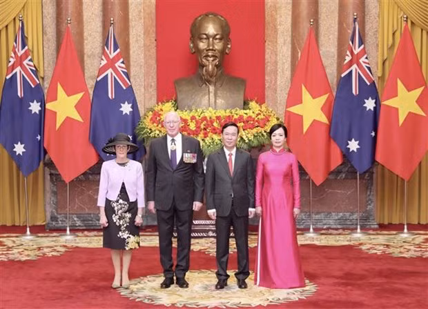 Le Président vietnamien Vo Van Thuong (à droite) et le Général d’Australie David Hurley, et leurs épouses, à Hanoi, le 4 avril. Photo : VNA.