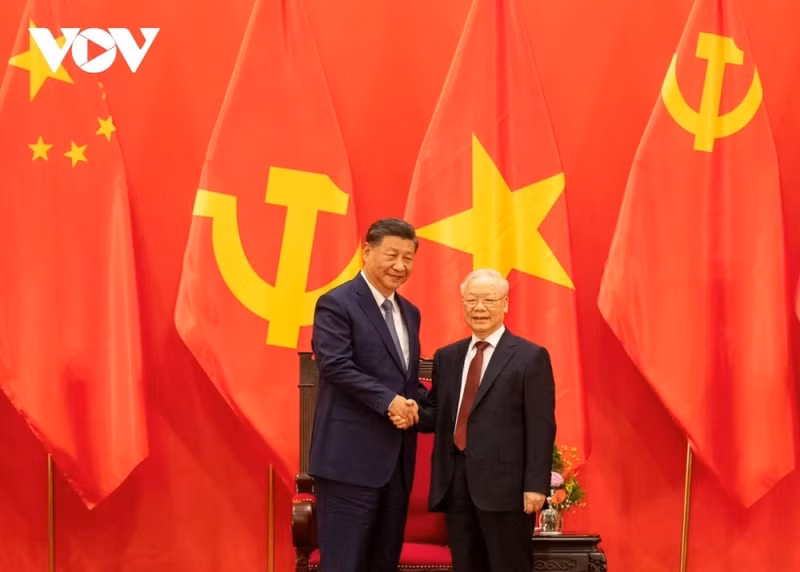 Le Secrétaire général du Parti et Président chinois, Xi Jinping, et son épouse ont effectué une visite d’État au Vietnam les 12 et 13 décembre 2023, marquant une étape importante dans l’histoire des relations entre les deux Partis et États. Cette visite, qui a suivi la visite du Secrétaire général du Parti communiste du Vietnam (PCV), Nguyên Phu Trong, en Chine fin 2022, devrait porter les relations Vietnam - Chine à la nouvelle hauteur. Sur la photo, le Secrétaire général du PCV, Nguyên Phu Trong (à droite), a présidé la cérémonie d’accueil du Secrétaire général du Parti et Président Xi Jinping à Hanoï. Photo : VOV.
