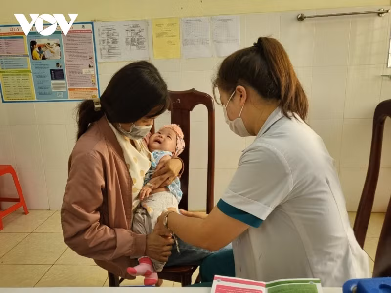 Un enfant reçoit des injections de vaccins contre des maladies infectieuses évitables. Photo : VOV.