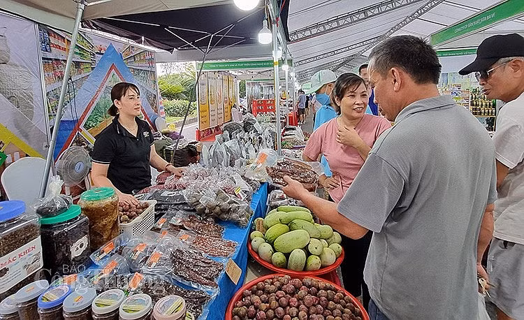 Dans un stand lors de la Semaine des fruits et produits agricoles à Hanoï. Photo : congthuong.vn