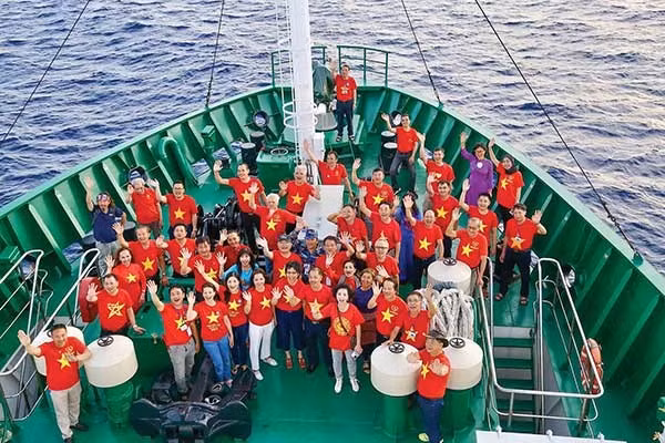 Plus de 40 Vietnamiens d'outre-mer de 17 pays du monde ont visité le district insulaire de Truong Sa et la maison de forage DK1, en mai 2022. Photo : NDEL