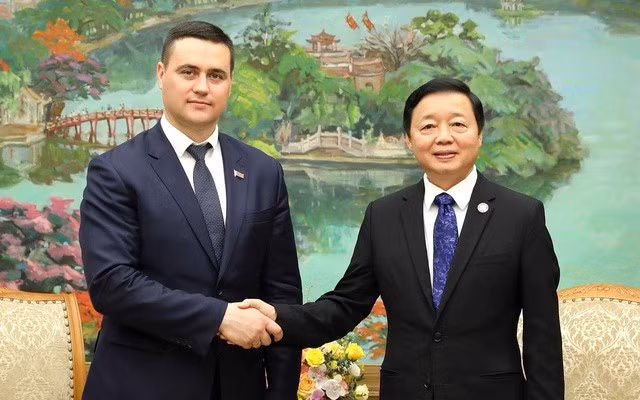 Le Vice-Premier ministre vietnamien, Trân Hông Hà (à droite), et le ministre biélorusse de l’Éducation, Andrei I. Ivanets, le 15 juin à Hanoi. Photo : thoidai.com.vn
