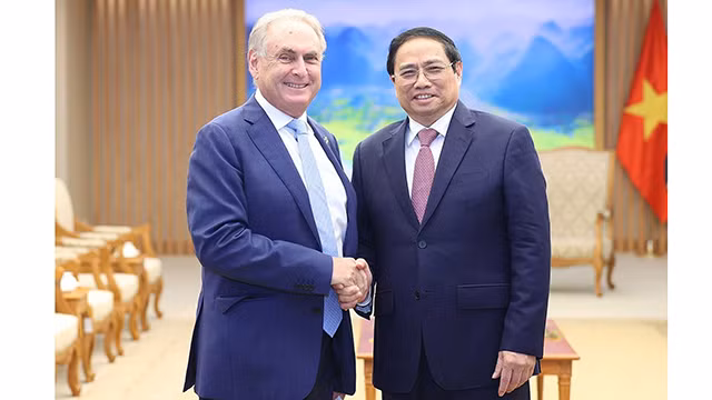 Le Premier ministre Pham Minh Chinh (à droite) reçoit le ministre australien du Commerce et du Tourisme Don Farrell. Photo : VNA