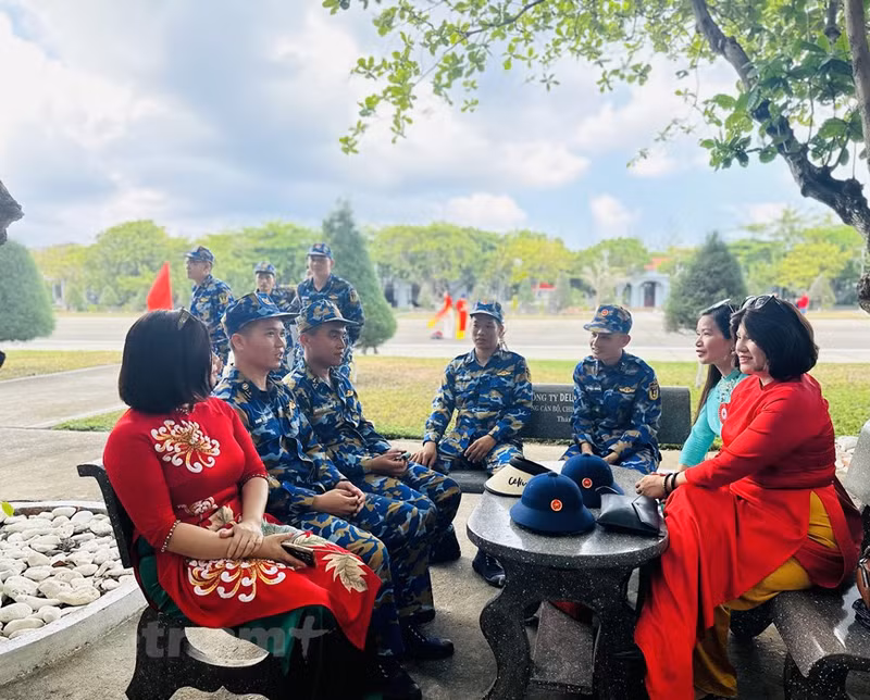 L’organisation de délégations pour visiter Truong Sa et la plate-forme DK1 contribue à affirmer la souveraineté du Vietnam sur l’archipel de Truong Sa. L’organisation de délégations pour visiter Truong Sa et la plate-forme DK1 contribue à affirmer la souveraineté du Vietnam sur l’archipel de Truong Sa.