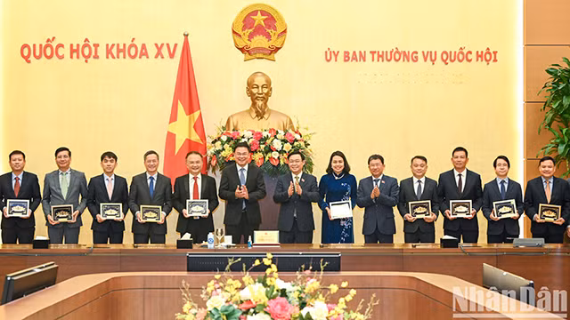 Le Président de l'AN Vuong Dinh Huê (au centre) et les chefs des organes de représentation du Vietnam à l'étranger pour le mandat 2023 - 2026. Photo : NDEL.