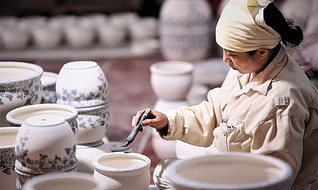 Par rapport aux 7 premiers mois de 2022, de nombreux produits ont un fort chiffre d'affaires à l'exportation, comme les produits en céramique et porcelaine. Photo : congthuong.vn