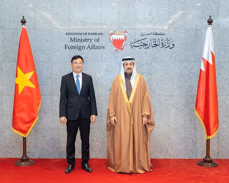 Le vice-ministre vietnamien des AE, Pham Quang Hiêu (à gauche) et son homologue bahreïnis, Abdulla bin Ahmed Al Khalifa. Photo : baoquocte.vn