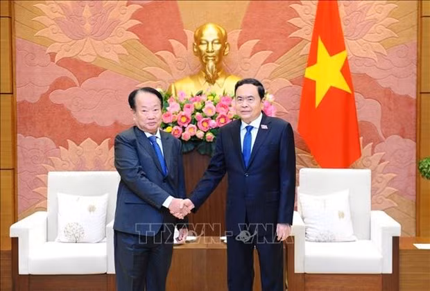 Le Vice-Président permanent de l'AN, Trân Thanh Mân (à droite) et le secrétaire général du Sénat cambodgien, Oum Sarith. Photo : VNA.