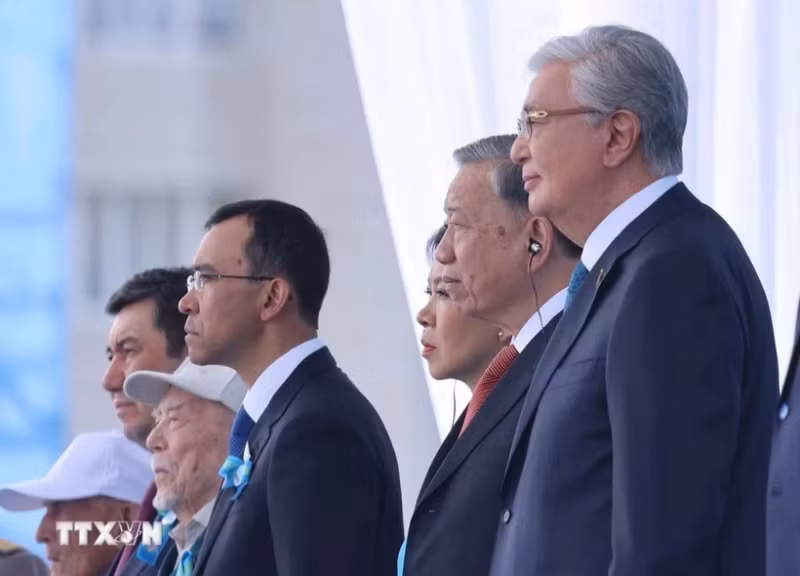Le SG du Parti To Lam assiste à la parade militaire au Kazakhstan
