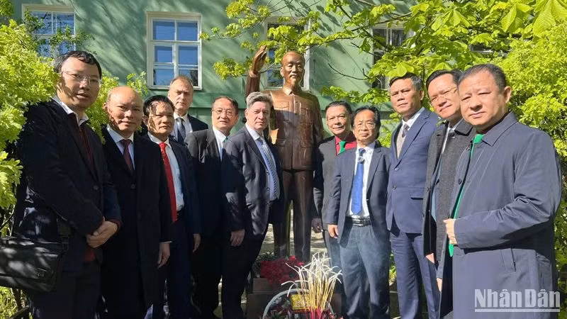  Inauguration de la statue du Président Hô Chi Minh à l’Université d’État de Saint-Pétersbourg (Russie)