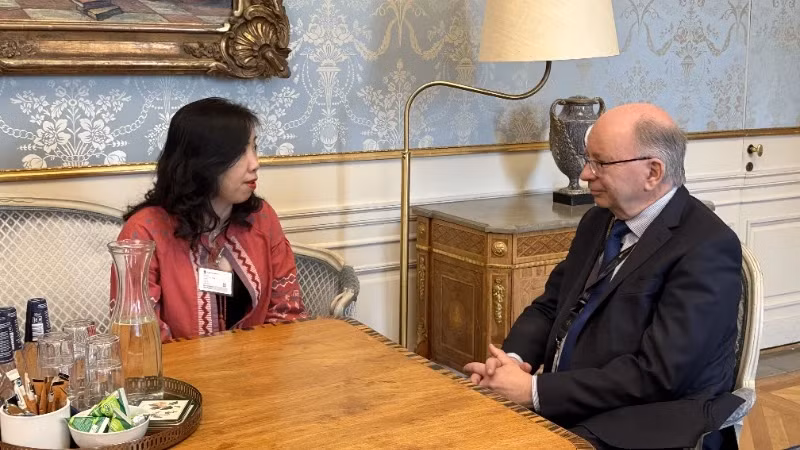 La vice-ministre vietnamienne Le Thi Thu Hang et Dag Hartelius, secrétaire d'État au ministère suédois des Affaires étrangères. Photo : baoquocte.