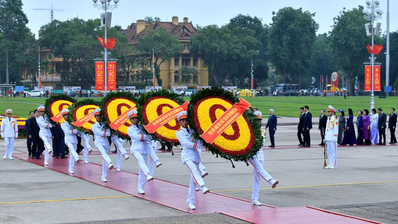 Les hauts dirigeants du Parti et de l'État en visite au mausolée d'Hô Chi Minh