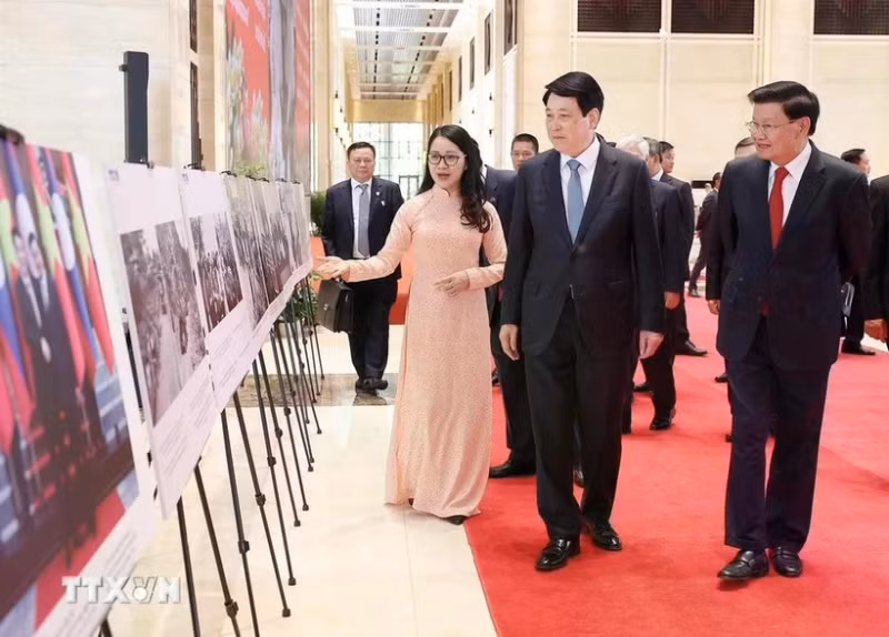 Le président vietnamien Luong Cuong et le secrétaire général du Parti révolutionnaire populaire lao et président lao Thongloun Sisoulith (à droite) visitant l’exposition de photos, à Vientiane, le 25 avril. Photo: VNA