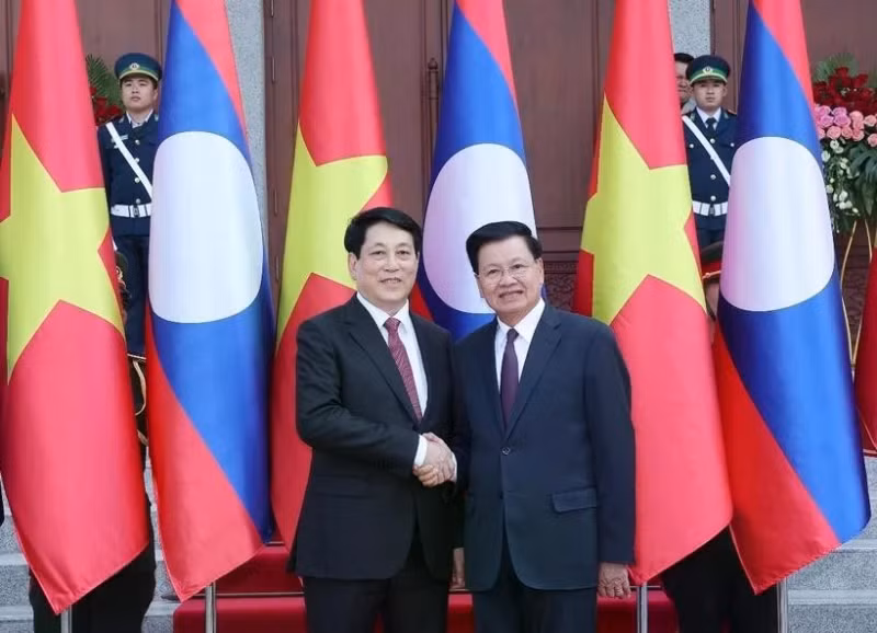 Le président vietnamien Luong Cuong (à gauche) rencontre le secrétaire général du Comité central du Parti populaire révolutionnaire lao et président lao Thongloun Sisoulith, à Vientiane, le 24 avril. Photo : VNA