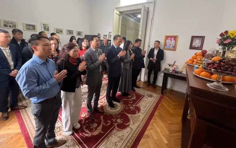 L'ambassadeur du Vietnam en Roumanie Dô Duc Thành, son épouse et les délégués offrent de l'encens en mémoire du Président Hô Chi Minh. Photo: VNA