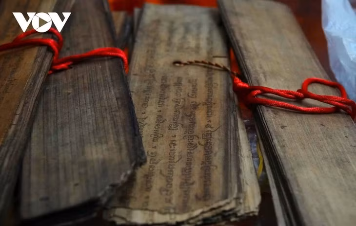 Des documents anciens sur des feuilles de buông. Photo : Hồng Phương/VOV.