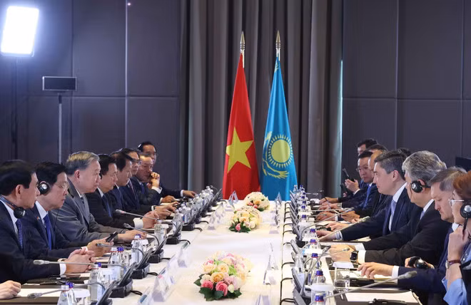  Entrevue entre le secrétaire général du Parti communiste du Vietnam, To Lam et le président du Mazhilis, Yerlan Koshanov, à Astana, le 6 mai 2025. Photo : VNA.