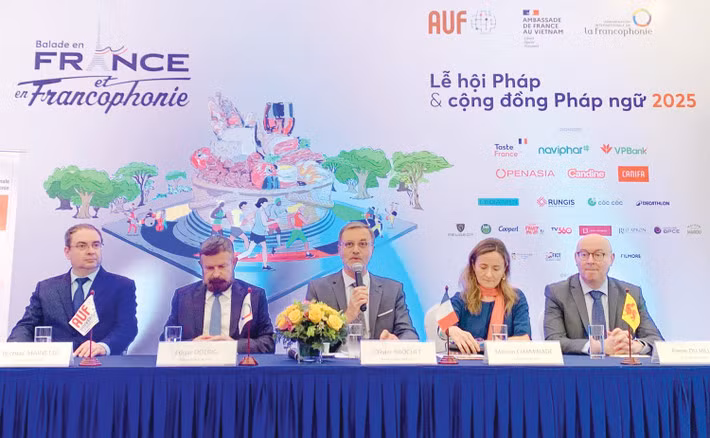 L'ambassadeur de France au Vietnam, Olivier Brochet (au centre), partage des informations sur le programme du Festival français et de la Francophonie 2025.
